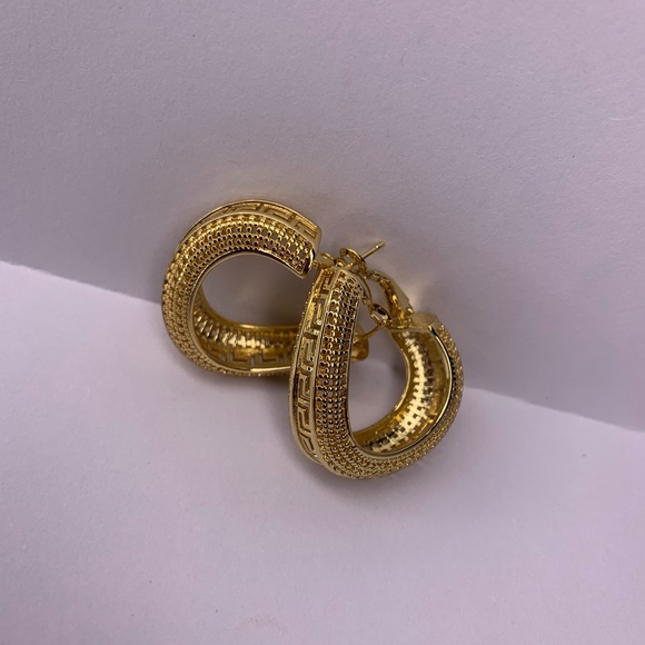 Triangle Shaped Earrings and Pendant Long Lasting Jewelry Set - Picture 15 of 15